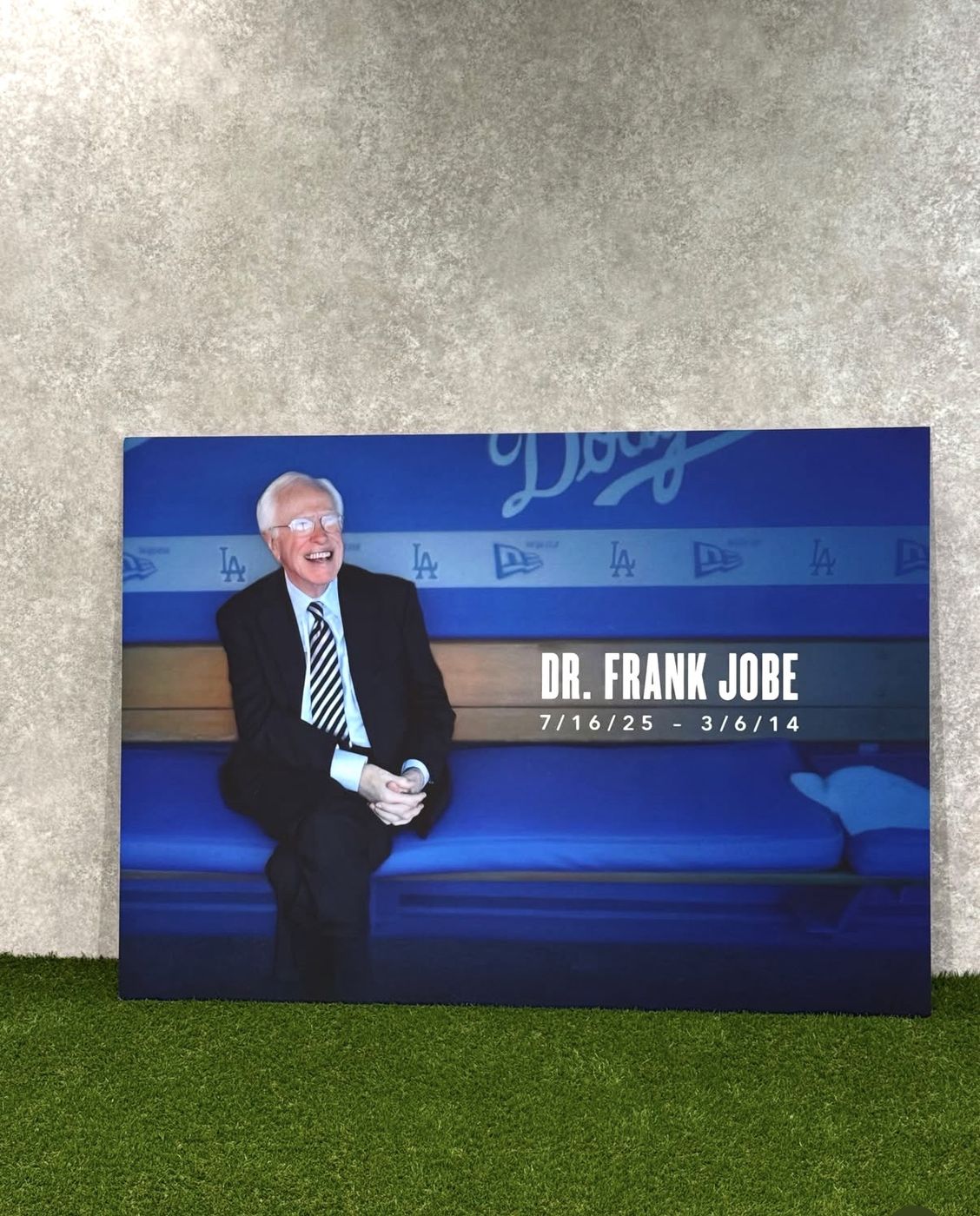 ドジャースのダグアウトで笑うDr. Frank Jobeの写真パネル